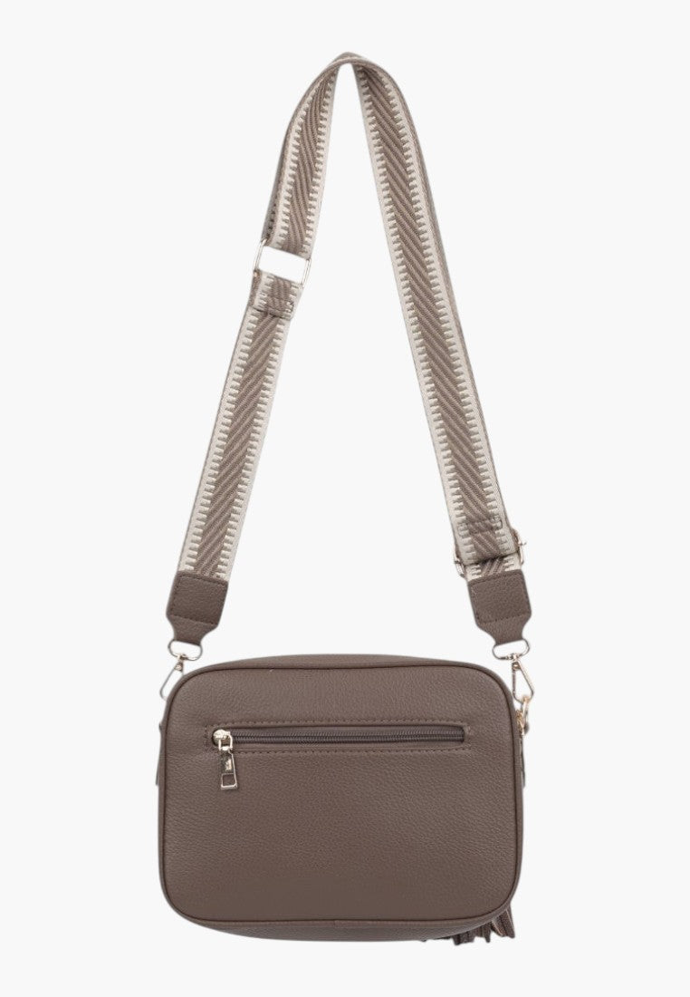 Back view of the wielokolorowa listonoszka damska na ramię featuring adjustable strap and zipper closure.