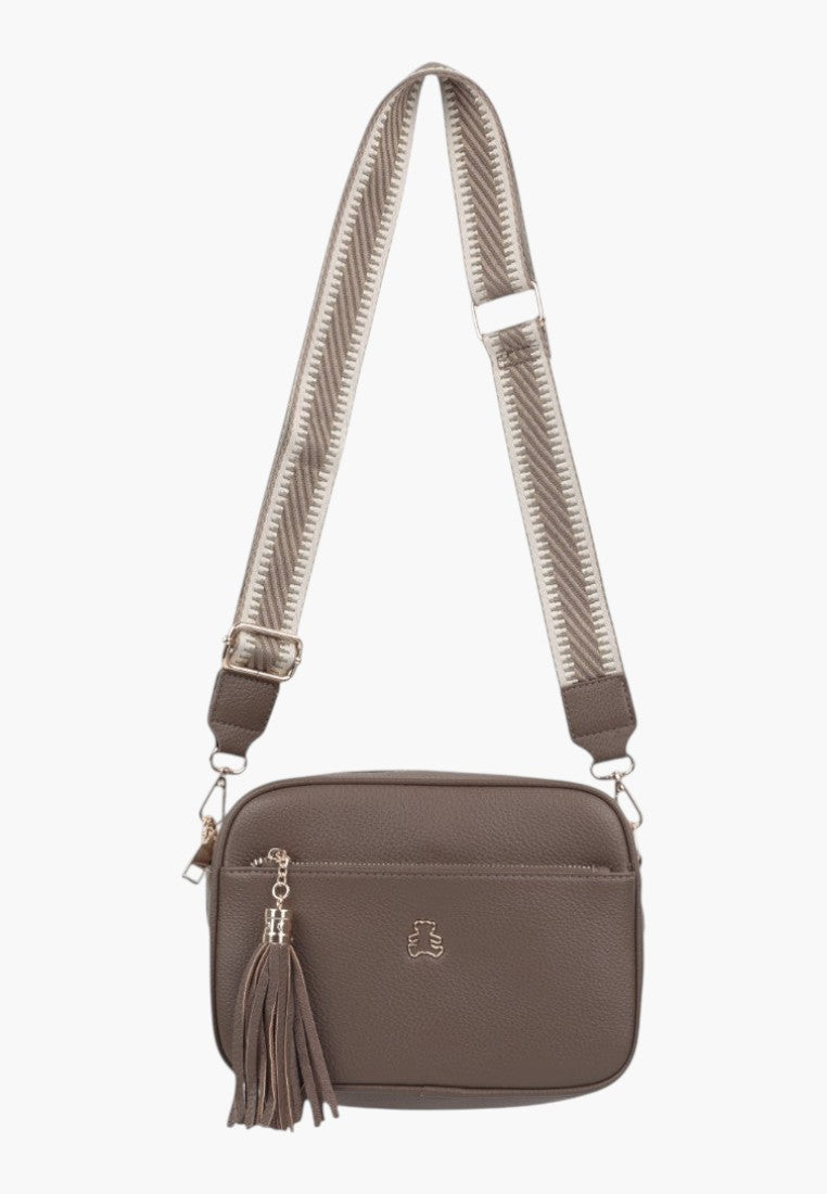 Close-up detail of the wielokolorowa listonoszka damska na ramię highlighting tassel detail and zipper closure.