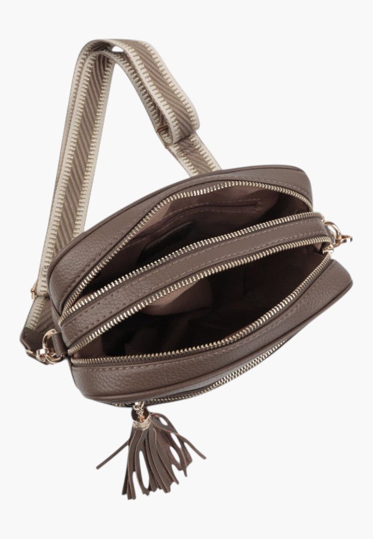 Close-up detail of the wielokolorowa listonoszka damska na ramię showing two compartments and tassel detail.