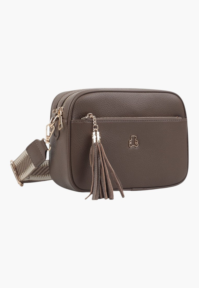 Front view of the wielokolorowa listonoszka damska na ramię with tassel detail and zipper closure.