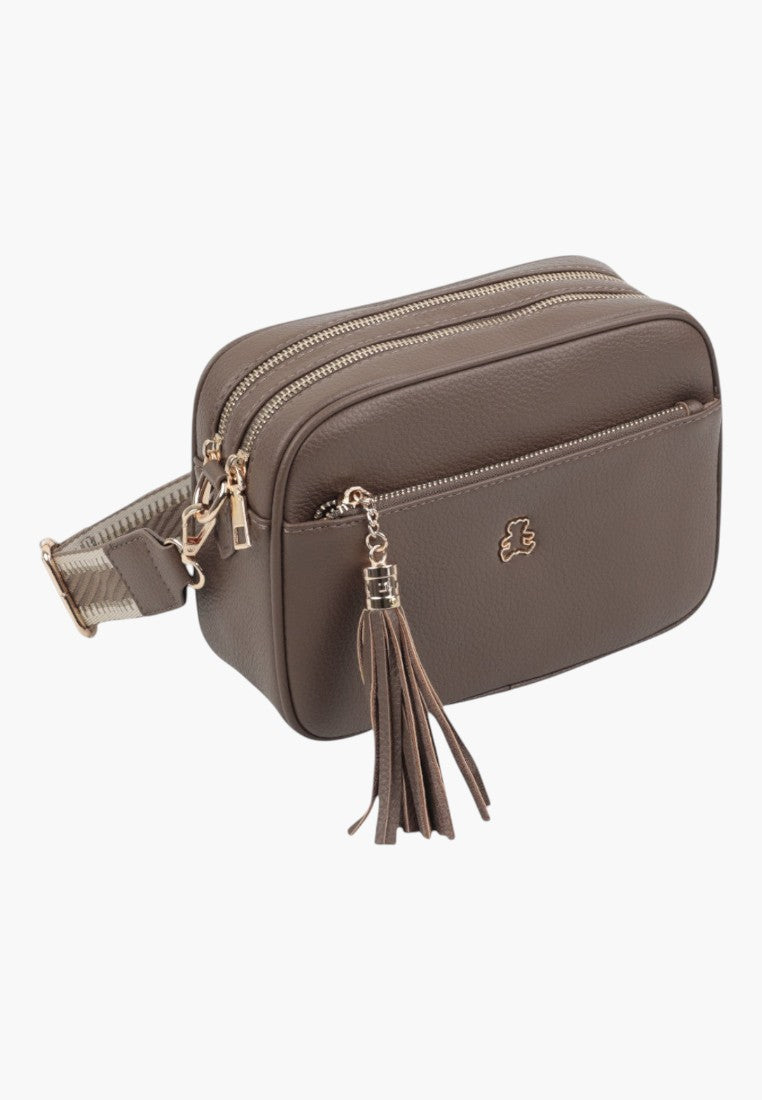 Side view of the wielokolorowa listonoszka damska na ramię showcasing tassel detail and zipper closure.