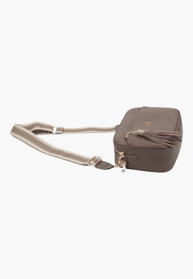 Side view of the wielokolorowa listonoszka damska na ramię with adjustable strap and zipper closure.