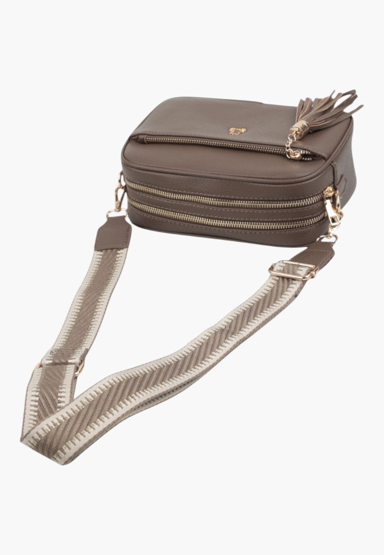 Side view of the wielokolorowa listonoszka damska na ramię displaying adjustable strap and zipper closure.