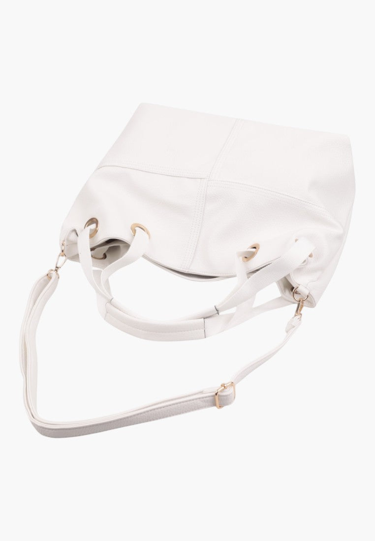 Detail view of the wielokolorowej torebki damskiej shopper z łańcuszkowym paskiem.