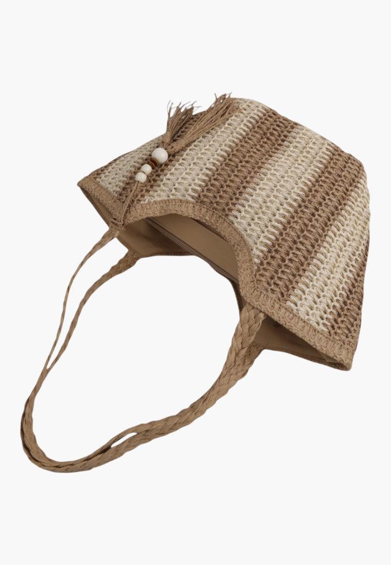 Widok z boku wielokolorowej torebki shopper z paskiem na ramię.
