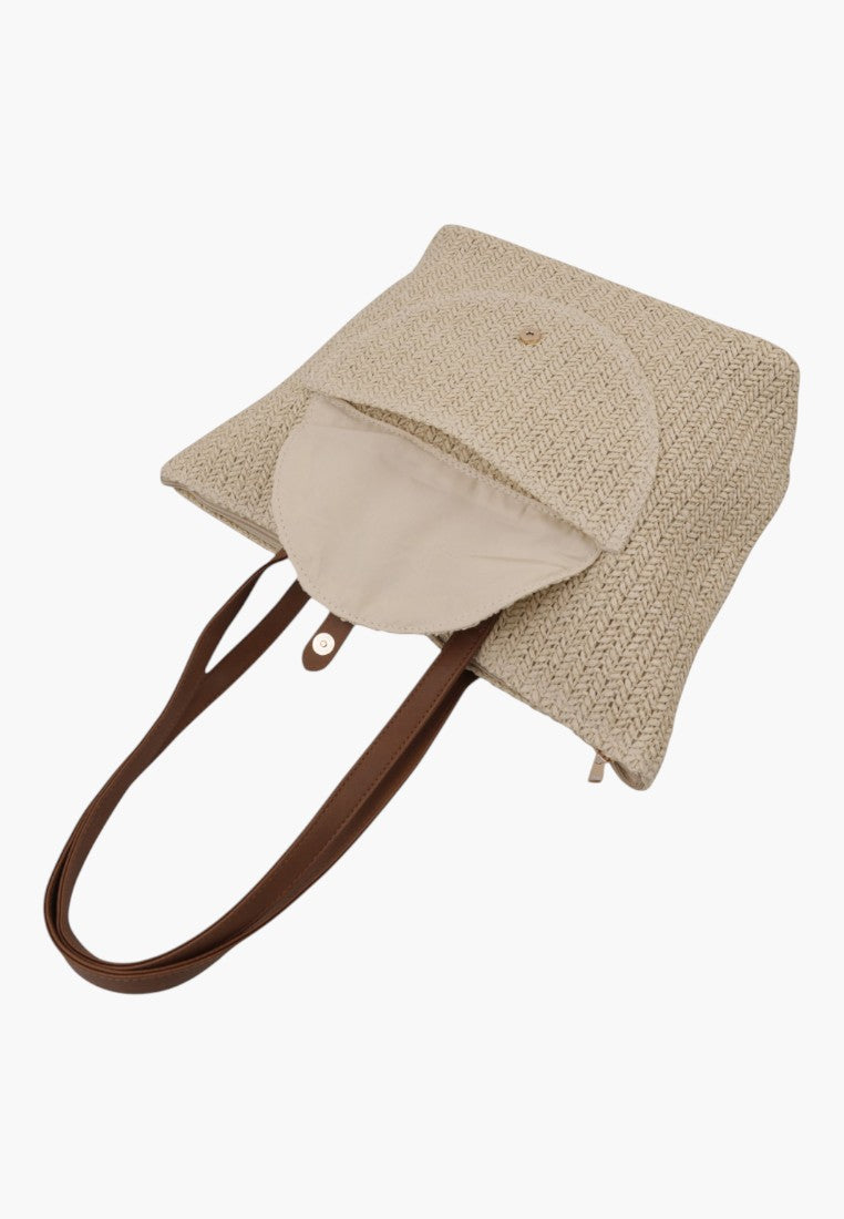 Zbliżenie na zamek torebki shopper na ramię, z przednią kieszenią.