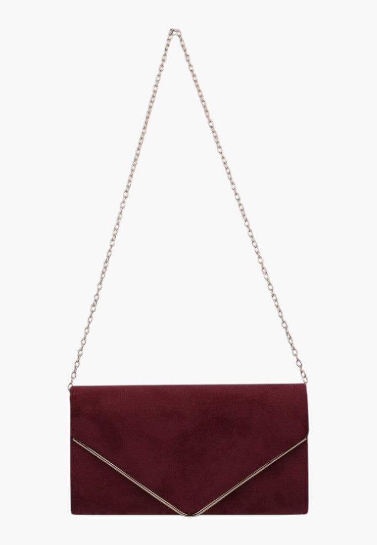 Burgundowa kopertówka w stylizacji lifestyle, elegancki design z złotymi detalami.